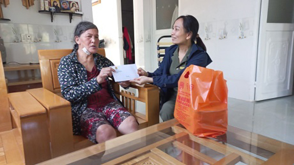 Liên đoàn Lao động huyện Krông Bông thăm, tặng quà gia đình đoàn viên già yếu hay đau ốm, kinh tế đặc biệt khó khăn và đoàn viên, CNVCLĐ nhân dịp Tết Nguyên Đán Giáp Thìn - 2024 của Công đoàn cơ sở xã Yang Reh